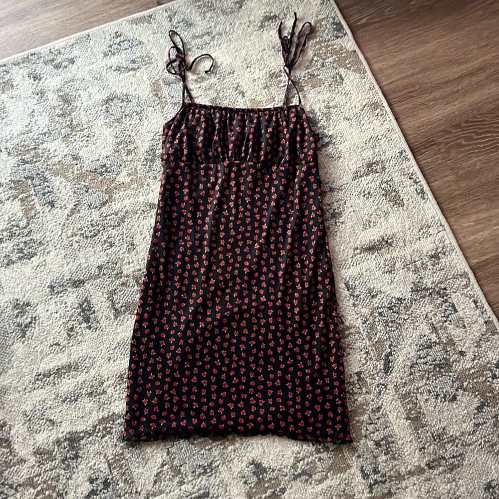 Size medium rose patterned dress  from Motel 🌹